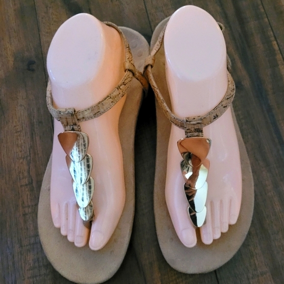 Vionic - Gold and Cork‎ Rest Miami Toe-post Sandal - Picture 2 of 8